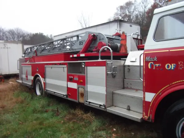 1985 Mack Fire Engine - 85' Ladder